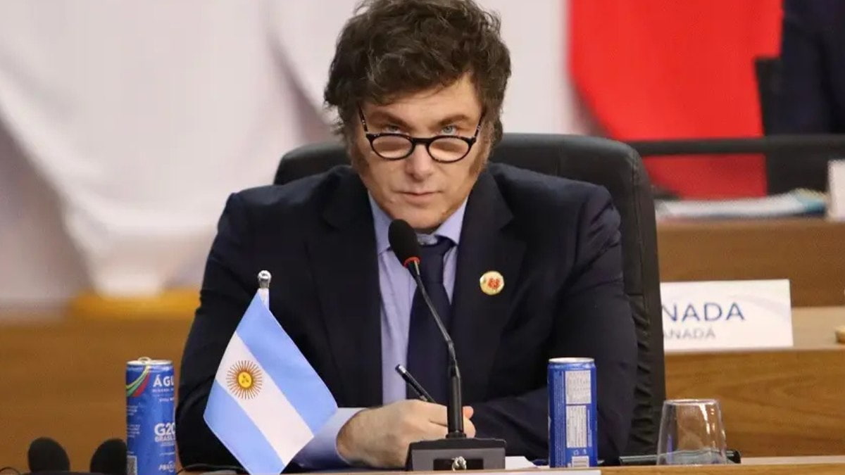 Presidente da Argentina, Javier Milei, em reunião oficial discutindo o controle cambial na Argentina e suas mudanças econômicas futuras.