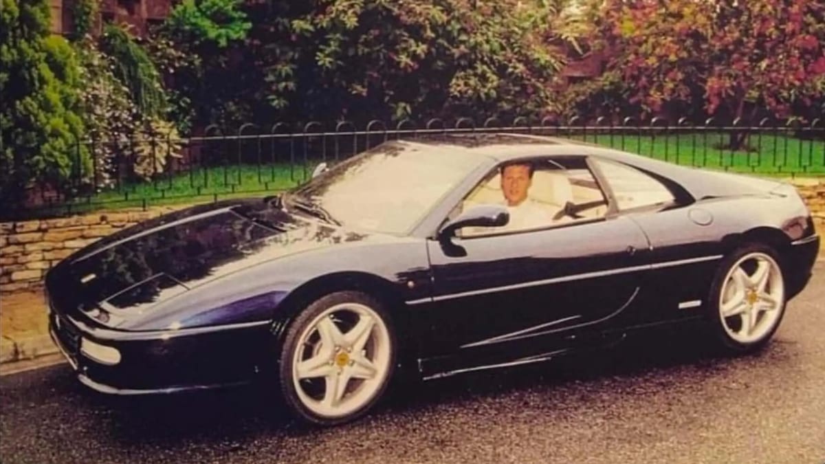 Michael Schumacher ao volante de sua primeira Ferrari, uma F355 GTS, recentemente leiloada e considerada peça valiosa para colecionadores.