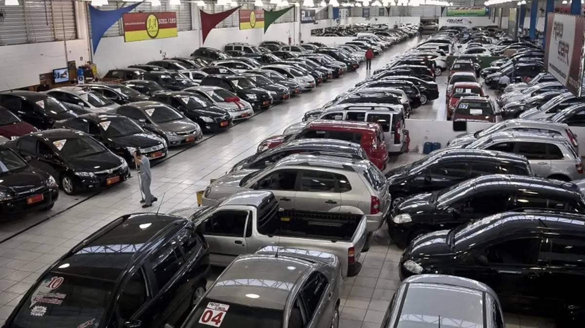 Pátio de automóveis à venda. venda de veículos usados registra alta em janeiro de 2025