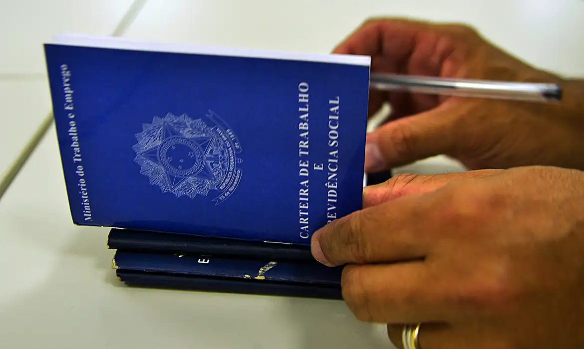 O desemprego cresce pelo terceiro mês seguido.