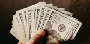 Dólar sobe e interfere na economia do Brasil