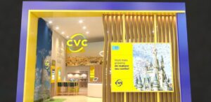 A imagem mostra a fachada de uma das unidades da CVC para representar que as ações da CVC disparam após conquista do selo ABF.