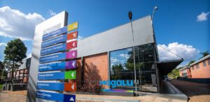 A imagem mostra a fachada de uma das unidades do Magazine Luiza para representar que as ações do Magalu disparam.