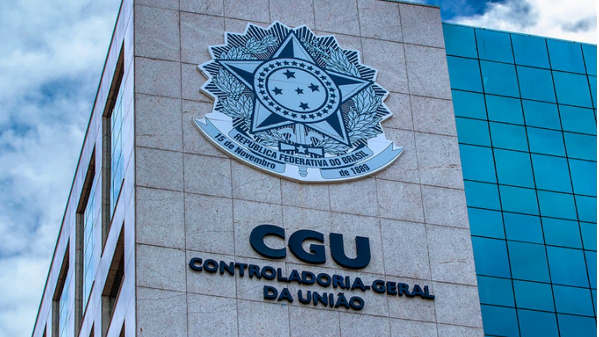Prédio da Controladoria-Geral da União (CGU), órgão responsável pelo acordo de leniência com a Qualicorp, com fachada refletindo o céu.
