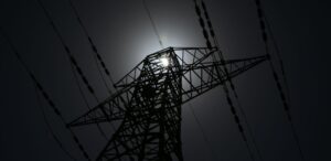A imagem mostra um poste de luz em meio à escuridão para representar o apagão em Bueno Aires.