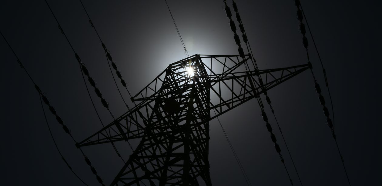 A imagem mostra um poste de luz em meio à escuridão para representar o apagão em Bueno Aires.