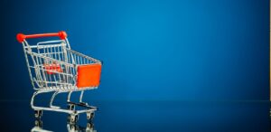 A imagem mostra um carrinho de compras vazio para representar o aumento do ICMS.