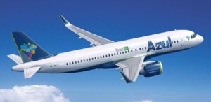 A imagem mostra uma aeronave da Azul Linhas Aéreas para representar que a Azul suspende operações em 9 cidades do Brasil.