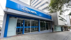 A imagem mostra a fachada de uma das unidades do Banco Mercantil para representar que o Banco Mercantil suspende cobranças por irregularidades.