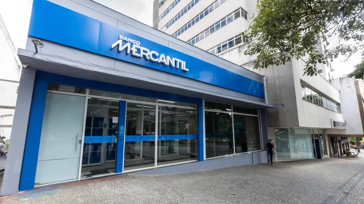 A imagem mostra a fachada de uma das unidades do Banco Mercantil para representar que o Banco Mercantil suspende cobranças por irregularidades.