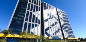 A imagem mostra a fachada de uma das unidades do Banco do Brasil para representar que o Banco do Brasil paga o JCP antecipado aos seus investidores.
