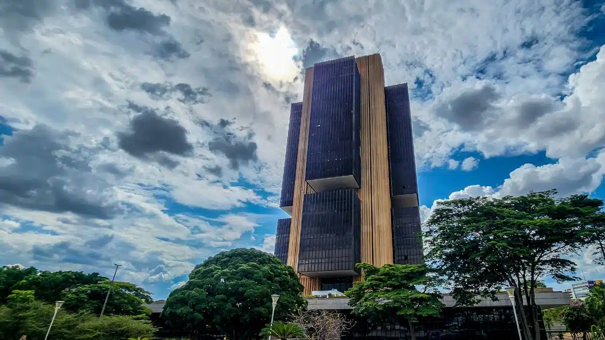 A imagem mostra a fachada do Banco Central para representar o Boletim Focus.