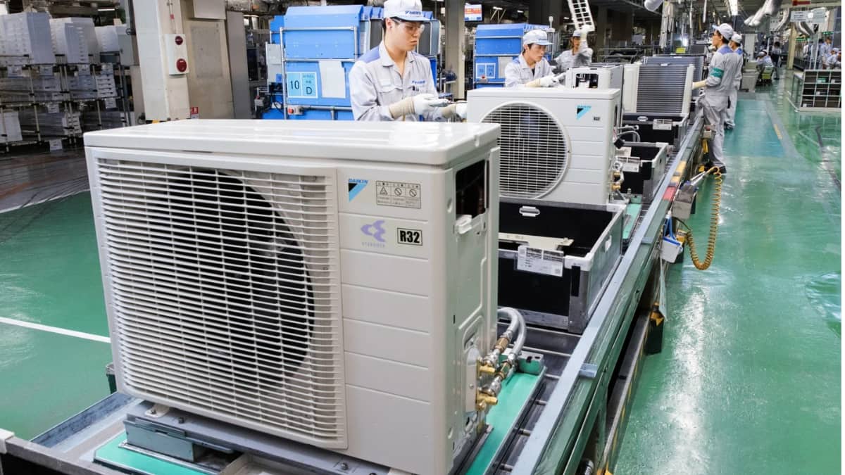 Fábrica de ar-condicionado com linha de produção ativa, destacando o Brasil como o segundo maior fabricante de ar-condicionado do mundo.