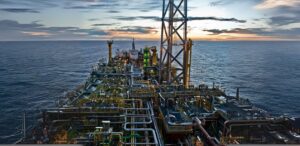 A imagem mostra um dos pontos de coleta de petróleo no mar da Brava Energia.