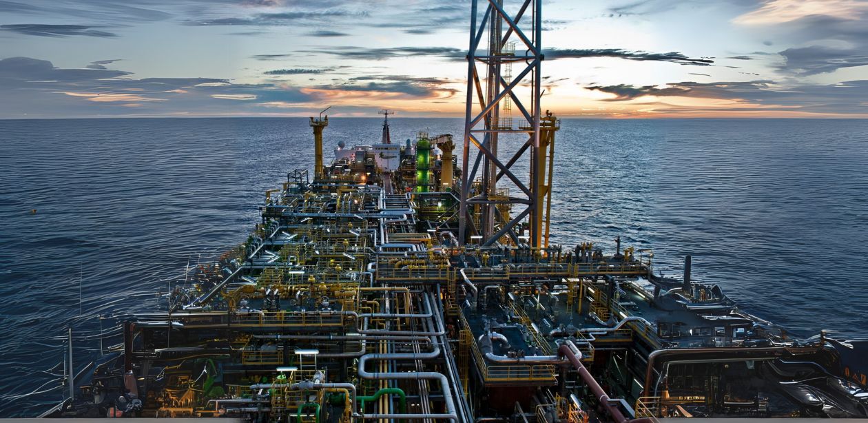 A imagem mostra um dos pontos de coleta de petróleo no mar da Brava Energia.