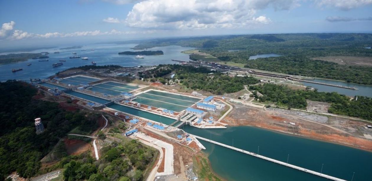 A foto mostra uma imagem aérea do Canal do Panamá.