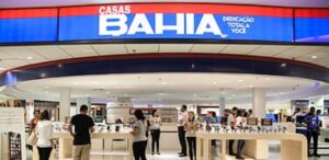 A imagem mostra a fachada de uma das unidades das Casas Bahia.