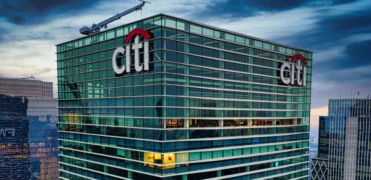 A imagem mostra a fachada do Citi para representar que Citi reavalia mercado.