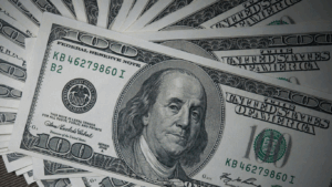 Ibovespa cai, dólar sobe e Wall Street despenca