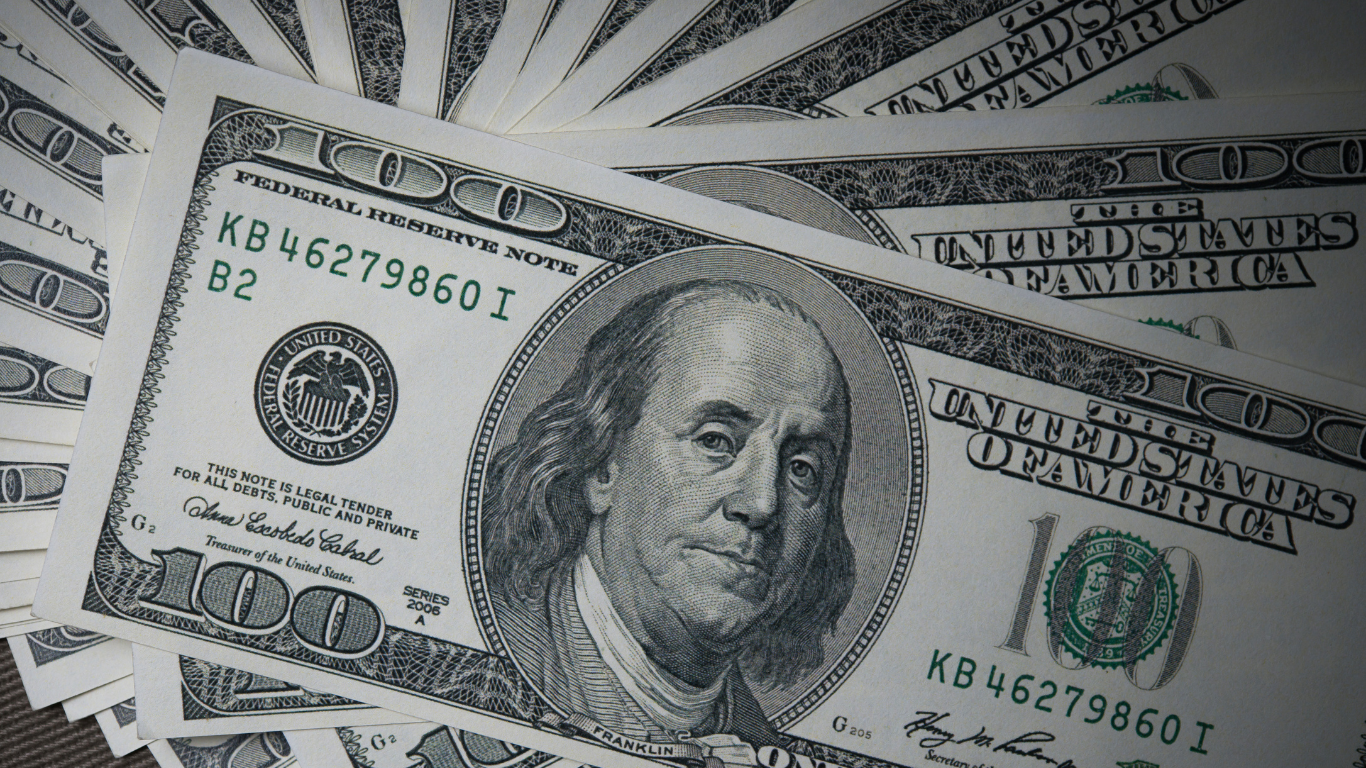 Ibovespa cai, dólar sobe e Wall Street despenca
