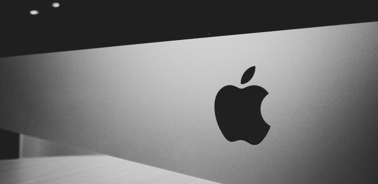 Ações da Apple caem após atraso de melhorias de IA