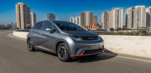 BYD lança tecnologia que carrega carro elétrico em 5 minutos