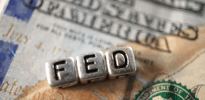 Fed decide manter juros e prevê dois cortes