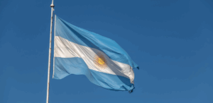 Taxa de pobreza na Argentina cai com estratégias do governo Milei.