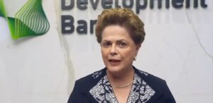A imagem mostra a ex-presidente Dilma Rousseff para representar que Dilma é reeleita para BRICS.