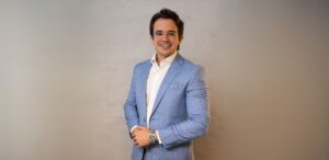 A imagem mostra o Dr. Rafael Albuquerque que fala sobre o Empréstimo Consignado FGTS.