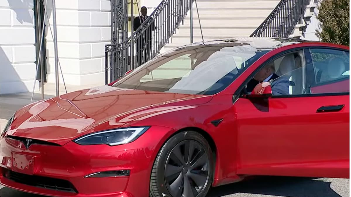 Conflito de interesses: Donald Trump abordo um Tesla no jardim da Casa Branca, levantando questionamentos sobre favorecimento e uso da máquina pública.