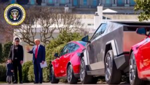 Conflito de interesses: Elon Musk e Donald Trump na Casa Branca ao lado de veículos Tesla, levantando suspeitas de uso da máquina pública para promoção privada.