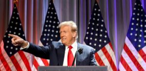 A imagem mostra o presidente dos Estados Unidos, Donald Trump para representar que o Trump tarifa vinhos europeus em 200%.