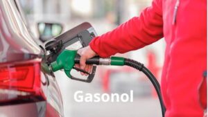 Pessoa abastecendo um carro com bomba de combustível verde, representando a mistura de etanol na gasolina.