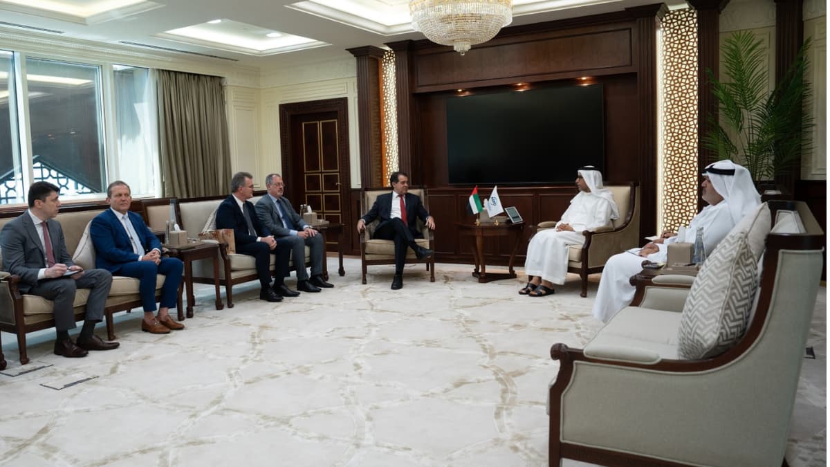 Evandro Leitão em reunião no Fundo de Abu Dhabi com autoridades locais para apresentar projetos de desenvolvimento para Fortaleza.