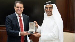 Evandro Leitão entrega presente institucional durante reunião com representante do Fundo de Abu Dhabi para o Desenvolvimento.