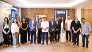 Prefeito Evandro Leitão e equipe reunidos com representantes do programa BICI para discutir investimentos na malha cicloviária em Fortaleza. Encontro realizado no Paço Municipal, com gestores e especialistas em mobilidade urbana sustentável.