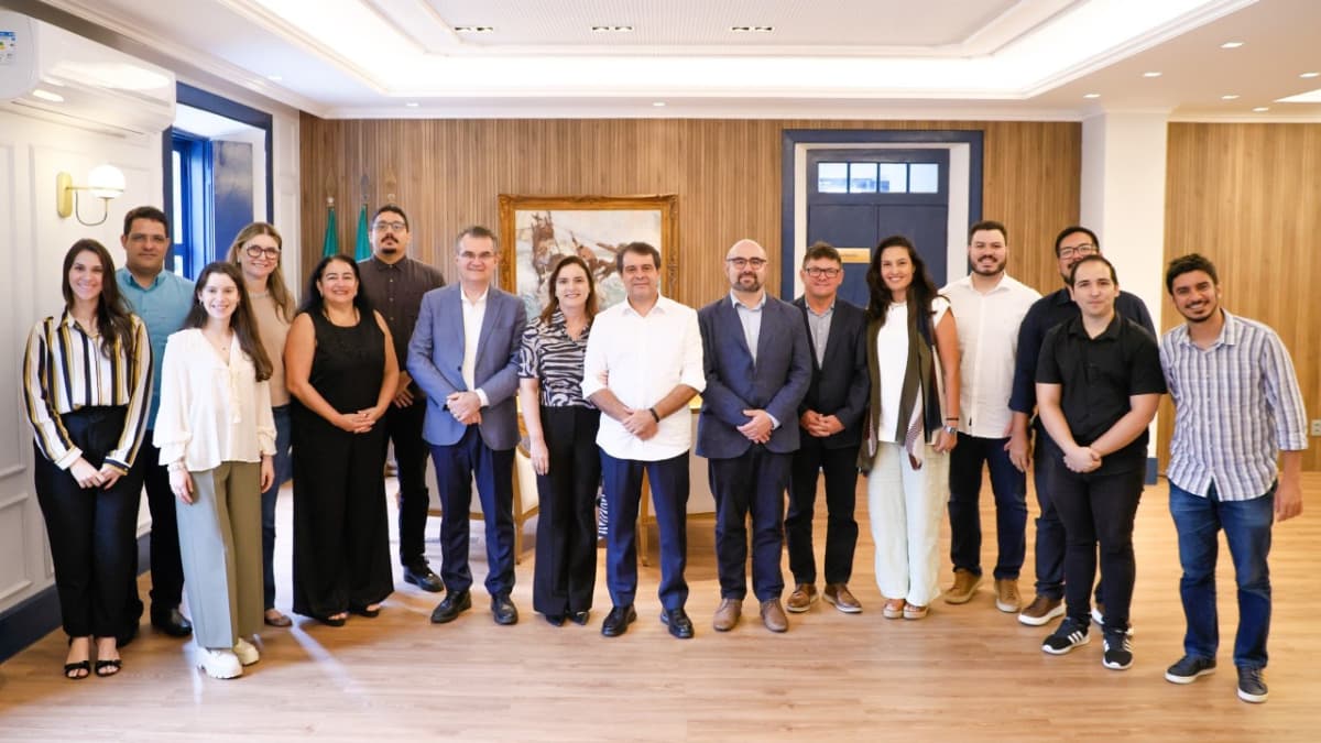 Prefeito Evandro Leitão e equipe reunidos com representantes do programa BICI para discutir investimentos na malha cicloviária em Fortaleza. Encontro realizado no Paço Municipal, com gestores e especialistas em mobilidade urbana sustentável.