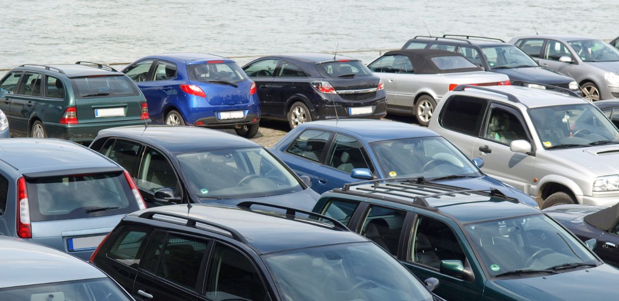 A imagem mostra diversos veículos para representar a alta nos juros de financiamento de veículos.