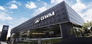 Fachada da nova concessionária GWM Newhouse em Fortaleza, com design moderno e estrutura sofisticada, destacando a marca GWM.