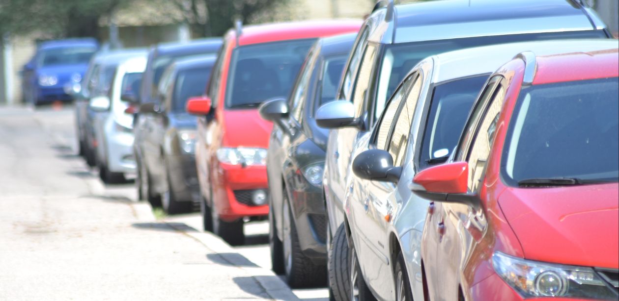 A imagem mostra uma sequência de carros de diferentes modelos para representar o prazo de pagamento do IPVA 2025.