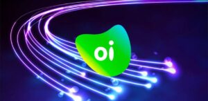 A imagem mostra a logo da Oi e ícones tecnológicos ao fundo representando a venda de ativos da Oi (OIBR3).
