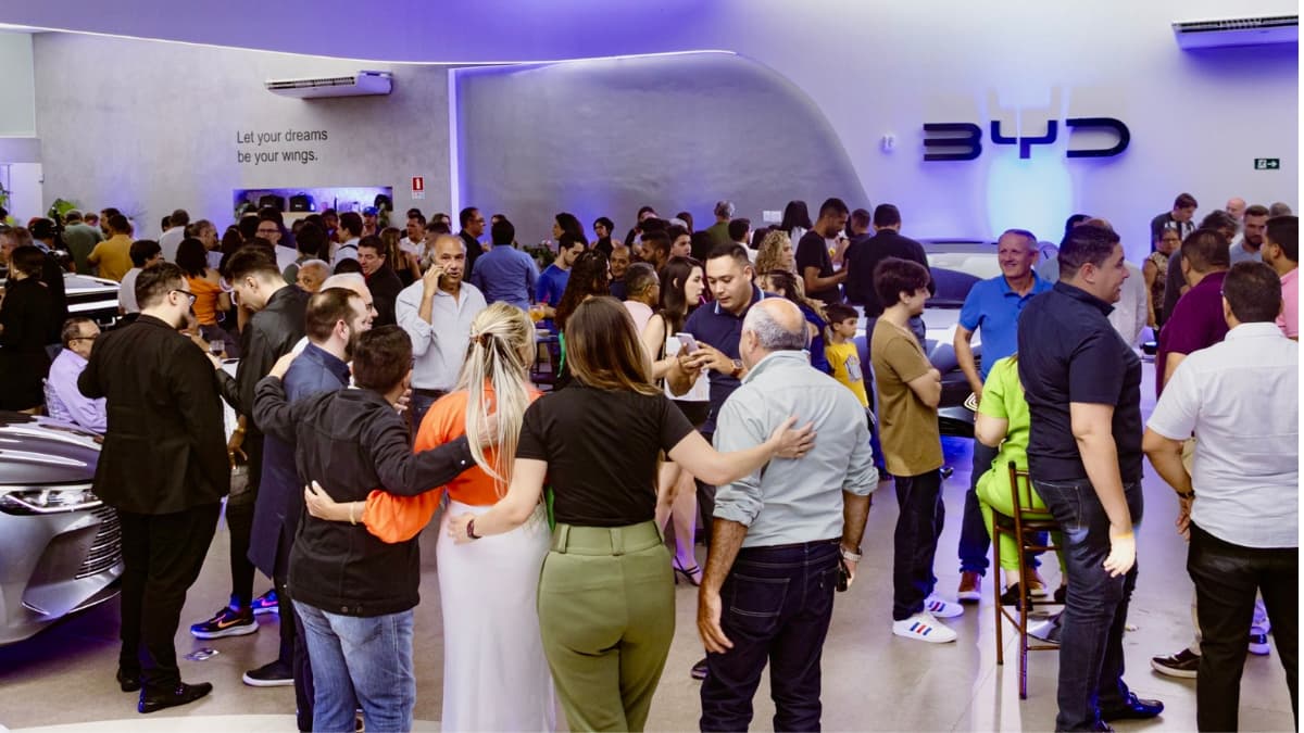 Espaço interno da loja BYD em Juazeiro do Norte com a recepção ao convidados e clientes.