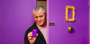 A imagem mostra um homem segurando um cartão da Nubank e abrindo uma porta roxa para representar a instabilidade do Nubank.