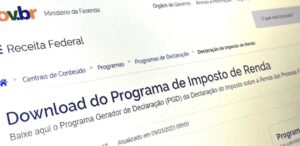 A imagem mostra a tela de um notebook na página do gov.com.br para mostrar que o Lula propõe isenção do IR para quem ganha até R$5 mil avança no Congresso.