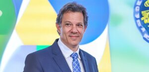 A imagem mostra o Fernando Haddad, Ministro da Fazenda anuncia que isenção do IR será enviada após aprovação do consignado privado.