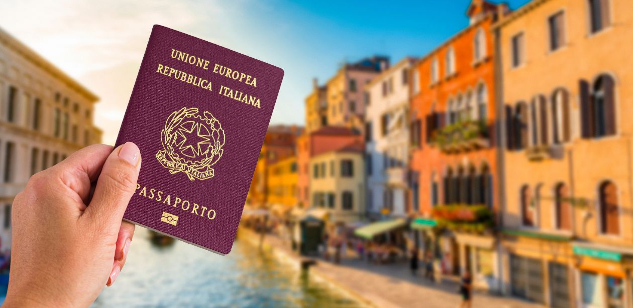 A imagem mostra um passaporte italiano e no fundo uma cidade italiana representando que a Itália limita cidadania e medida afeta economia do país.