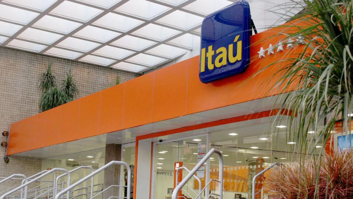 A imagem mostra a fachada do Itaú BBA.