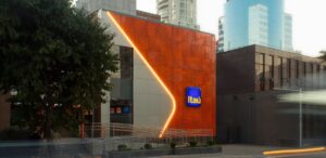 A imagem mostra a fachada de uma das unidades do Itaú para representar que o Itaú pede ressarcimento.
