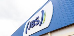 A imagem mostra um pedaço da fachada de uma das unidades da JBS, para representar que a JBS investe no Vietnã cerca de R$576 milhões.